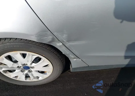 2013 Ford Fusion S z USA, uszkodzony, nr VIN 3FA6P0G7XDR249538